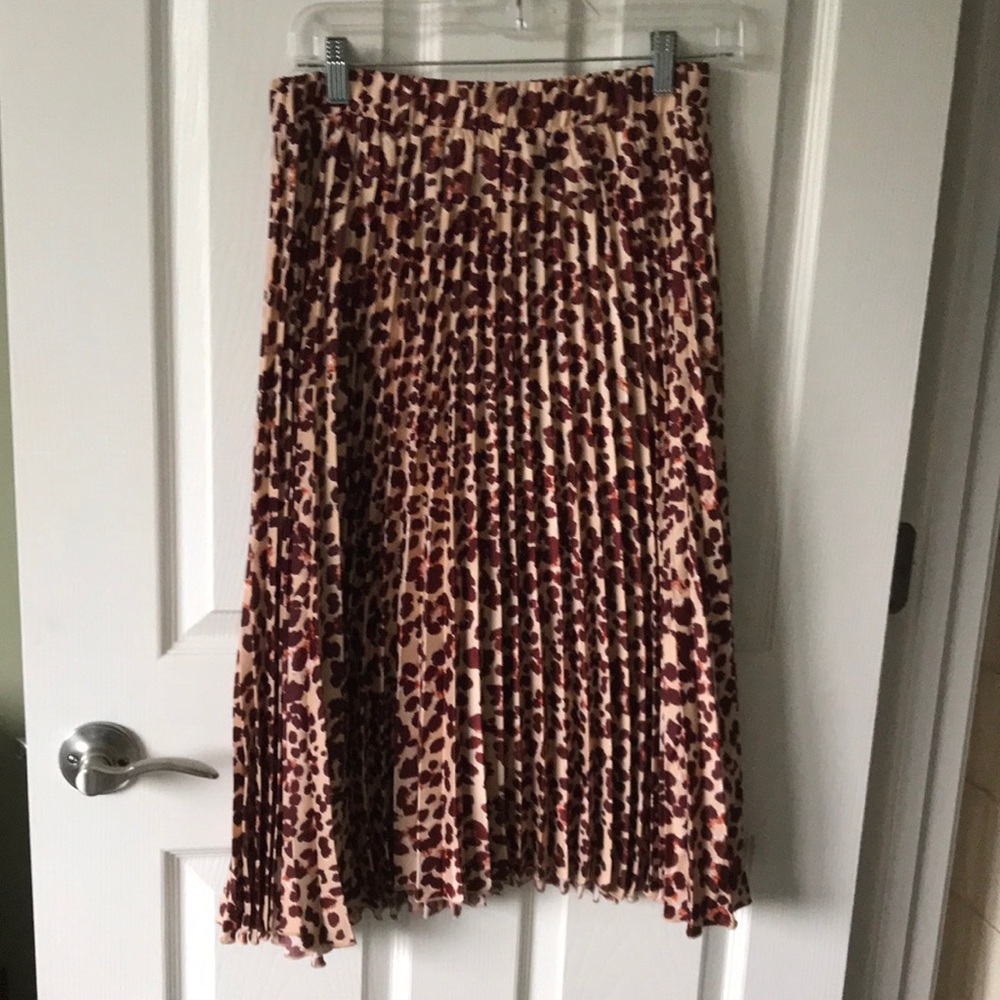 Pleated skirt leopard pattern